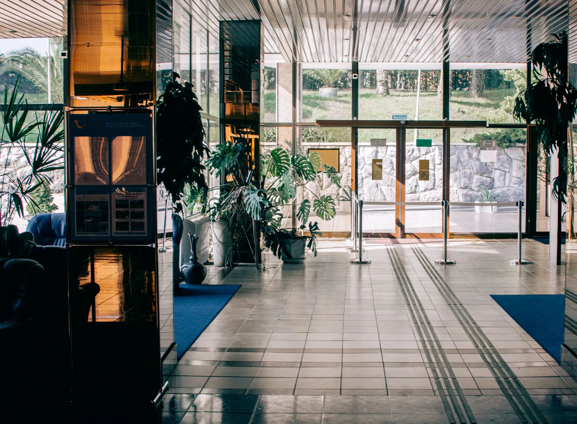 Elegantna hotelska avla z moderno opremo